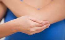 Почему шелушится и сохнет кожа на локтях? причины недуга